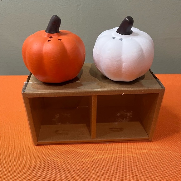 Pumpkin Salt and Pepper Shakers - Picture 2 of 9